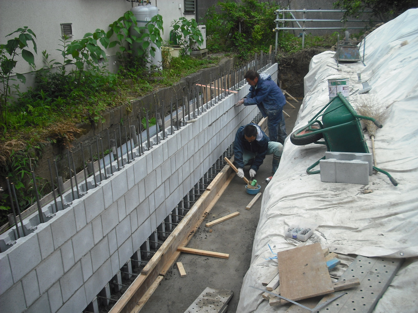 ハンチコンクリート打設 湧水の土留め擁壁工事 7 横浜市のエクステリア 外構 Yamaso