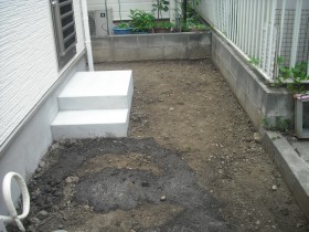 裏庭部分の整地