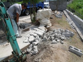 横浜市青葉区外構リフォーム工事 コンクリート解体作業